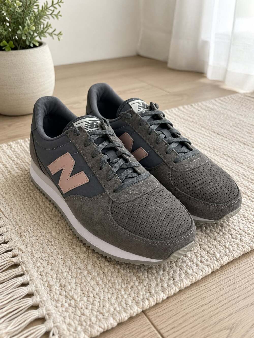 New Balance 220 WL220TG Gray Pink Suede Lifestyle Sneakers Women’s Size 9